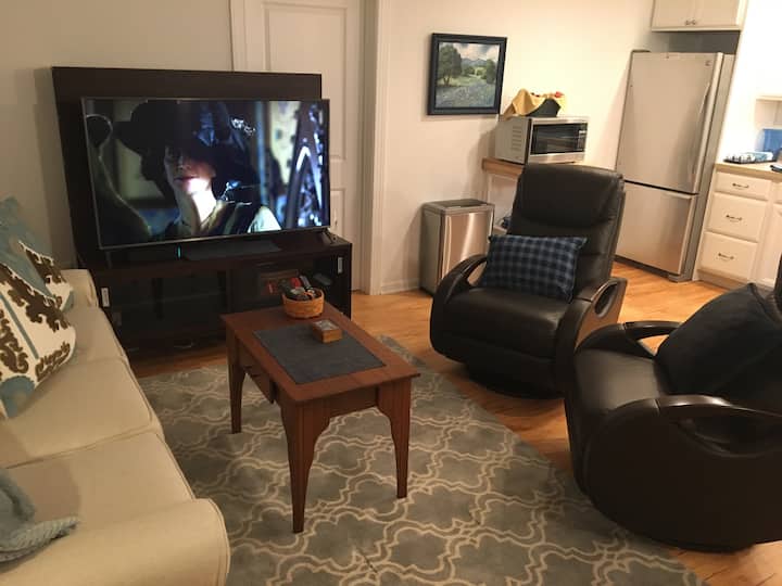 تحتوي غرفة المعيشة على كرسيين من الجلد/كرسي دوار ، وتلفزيون عالي الوضوح 55بوصة مع كابل كامل ، وأريكة نوم جديدة. واي فاي مجاني!