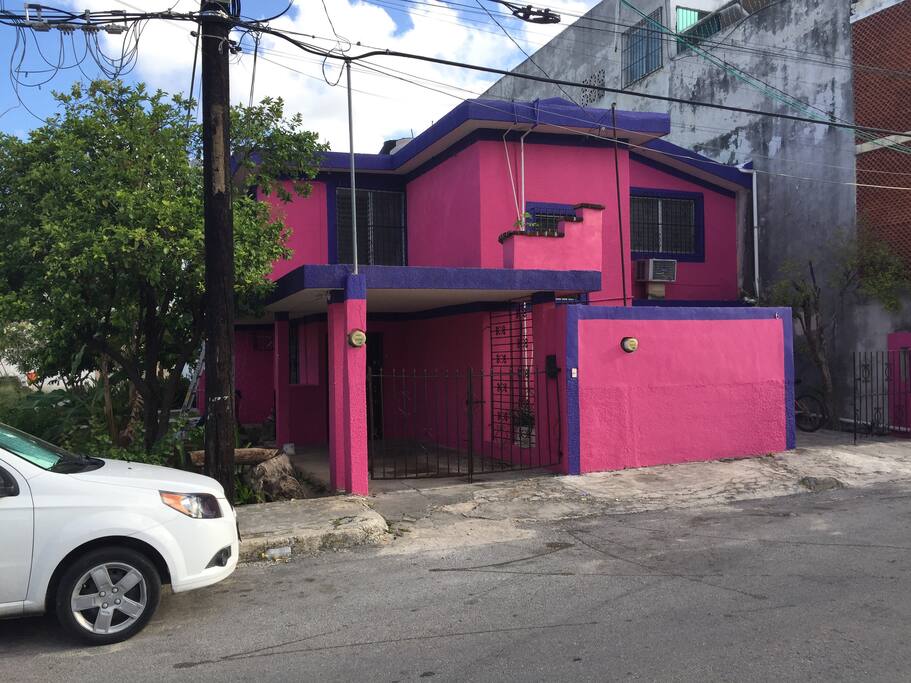 Fachada de la casa donde se encuentra “MiCaSiTa”