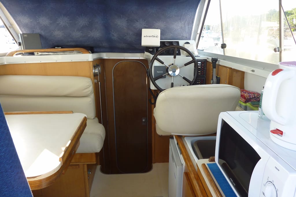 Cockpit avec petite table et 2 banquettes