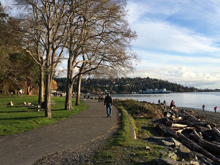 beautiful walking promenade around Lincoln Park waterfront