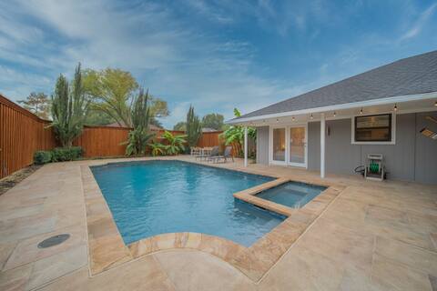 Lavish Green Texan Retreat with Pool for Groups