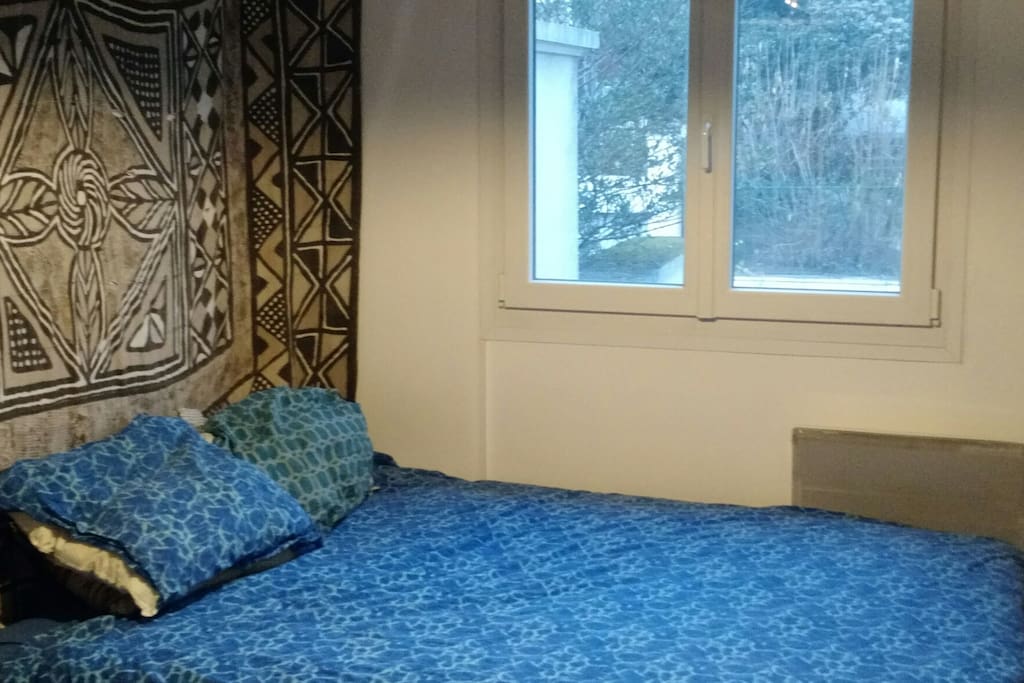 Chambre avec nombreux rangements