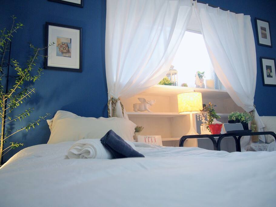 Twin beds room is good for couple, family, friends and business stay.