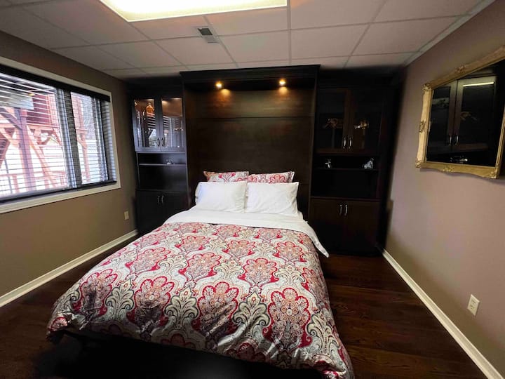 Spálňa 3 má kancelársky stôl a „Murphyho posteľ veľkosti Queen“, ktorú možno ľahko zložiť do steny pre ďalšiu miestnosť. Spálňa je tiež vybavená 50-palcovou televíziou, ktorá by si vyžadovala dodatočný vstup ( napríklad ohnisko poskytnuté hosťom) na prezeranie.