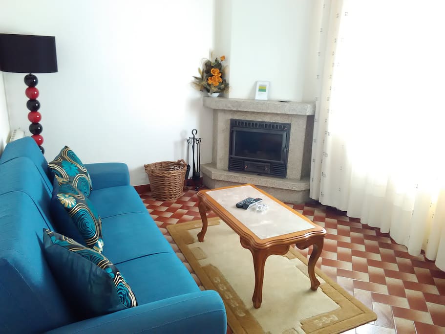 sala de estar com lareira e TV