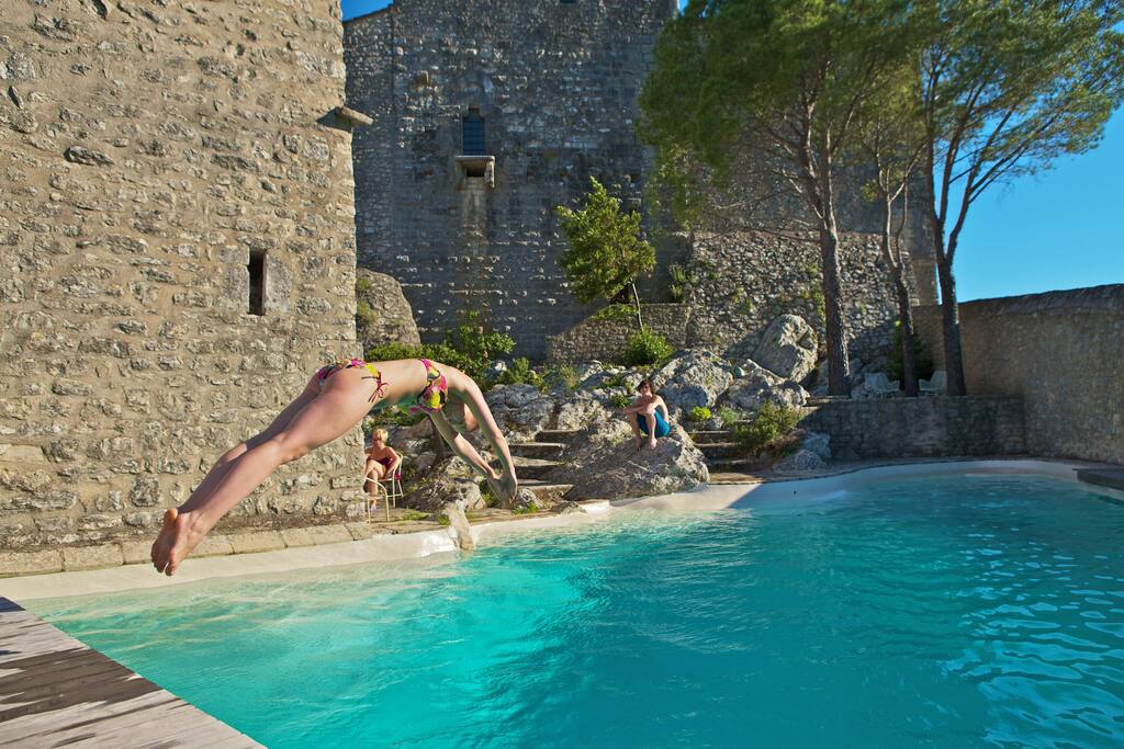 L'extrémité profonde de la piscine à 3,5 mètres est l'endroit idéal pour la plongée