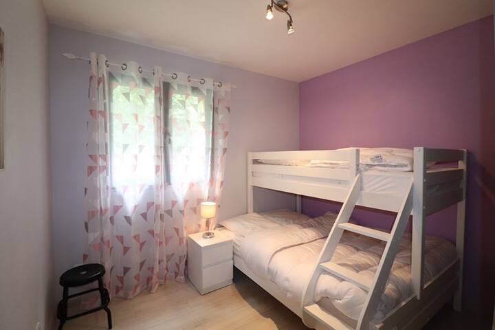 1 dormitorio con litera: cama de 140X190 abajo y 90X190 en la parte superior