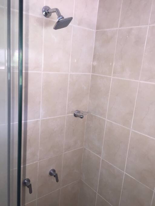 Ducha comoda con agua caliente.