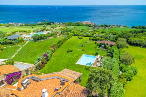 Villa D'Angelo with pool and sea view in Puntaldia