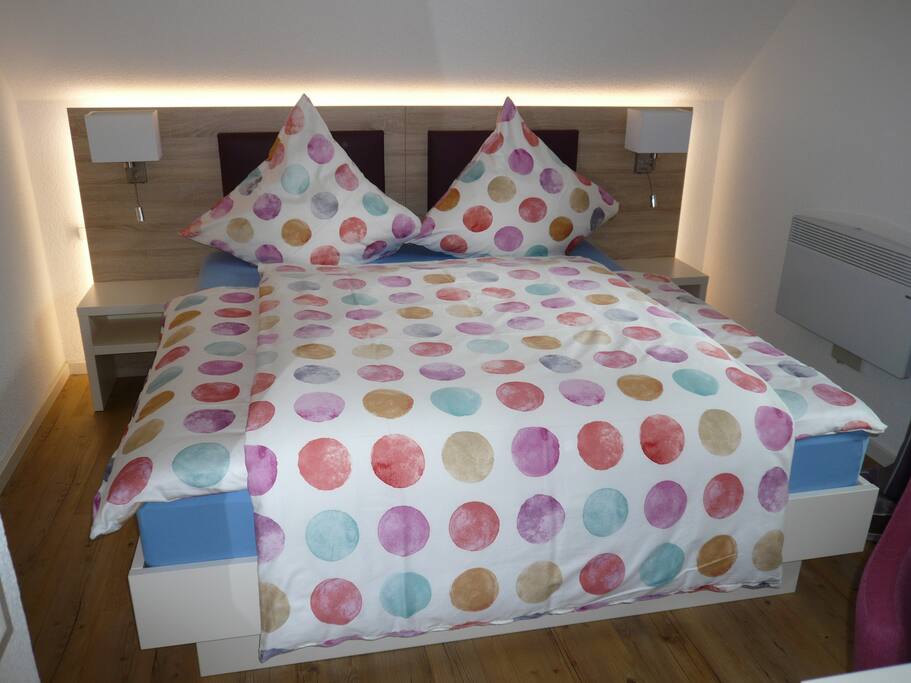 Schlafzimmer mit Doppelbett
