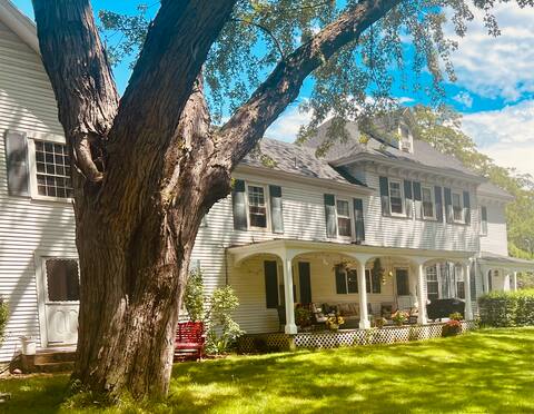 Family Homestead 1 hr from beaches! Pet Friendly!