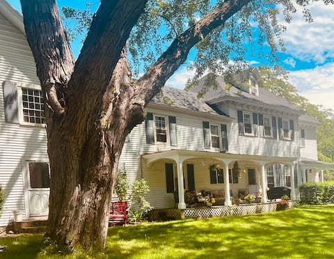 Family Homestead 1 hr from beaches! Pet Friendly!