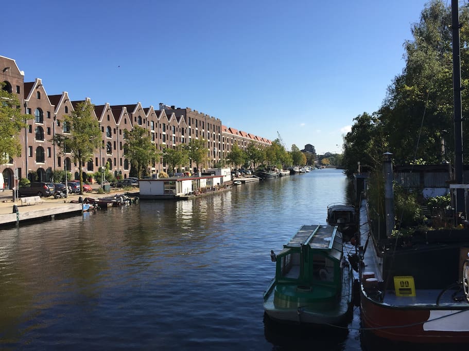 The boat is moored in the city centre and yet on a quiet and safe location without much traffic