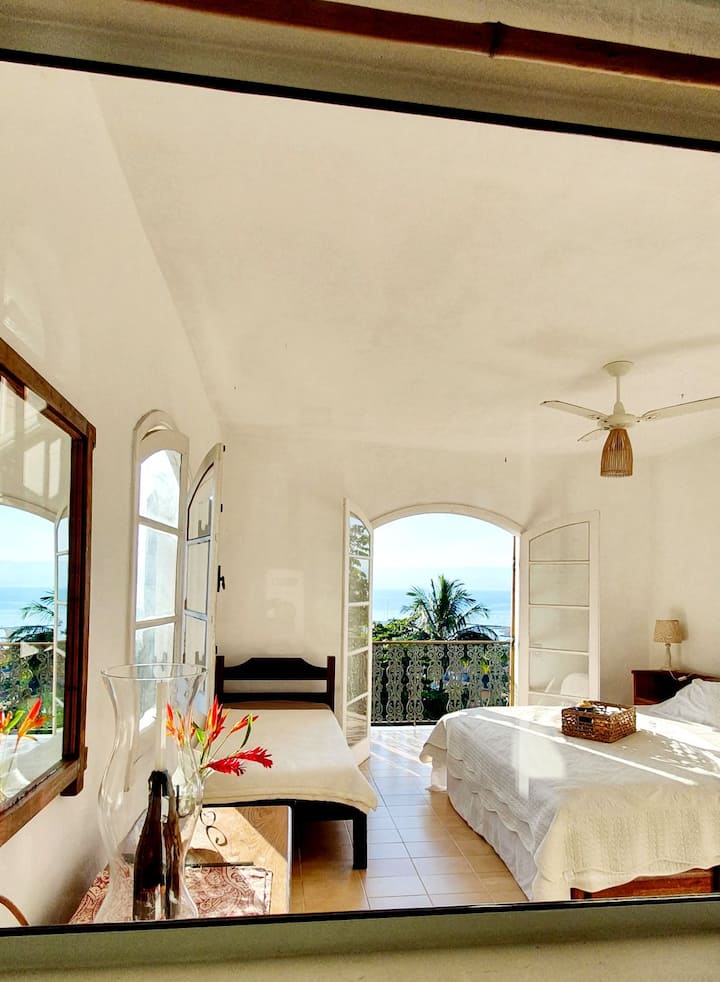 חדר משפחה: גדול, מאוורר ונוח עם מיטת קינג סייז לזוג ומיטת יחיד אחת נוספת. מרפסת המשקיפה על הים, מאוורר תקרה.