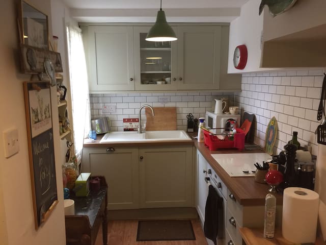Cosy Studio Appt. 2 mins from sea!