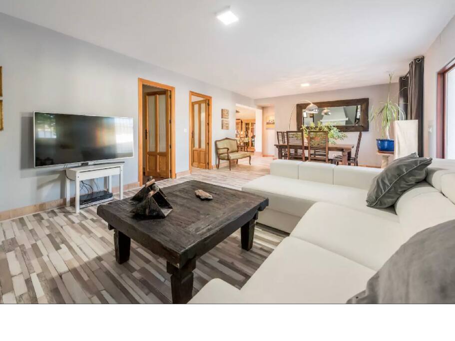 Salon Ground floor. 60" 4k TV+ Netflix+Blu Ray +Playstation 2 and full of games + WIFI. The sofa is Italian leather design.