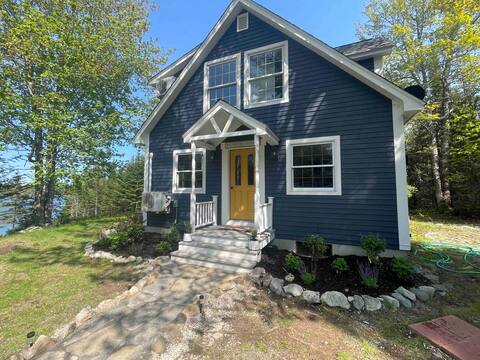Charming Waterfront Cottage on Taunton Bay