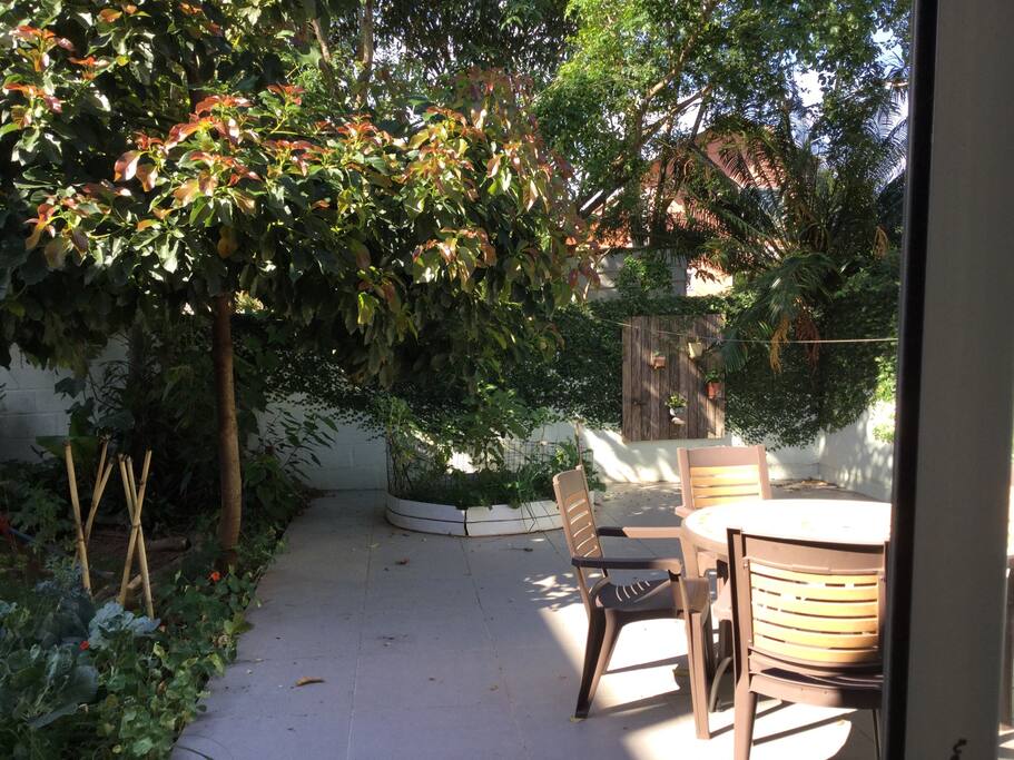 Um jardim , a horta , uma mesa e um grande repouso.