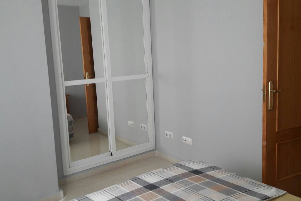 habitación doble armario empotrado con espejo