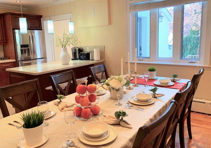 A cozy house- walking distant to High Park &subway gallery image 2