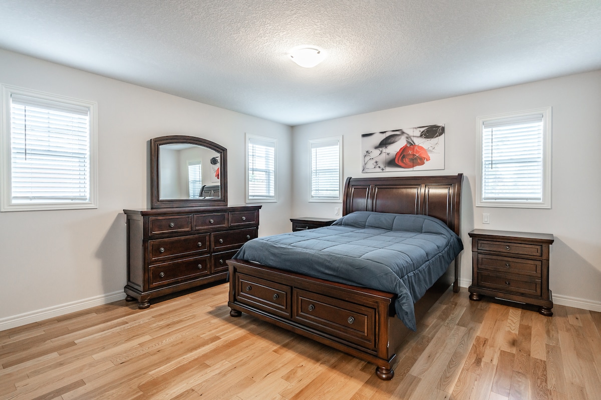 Dormitorio principal con cama tamaño queen, baño privado y vestidor