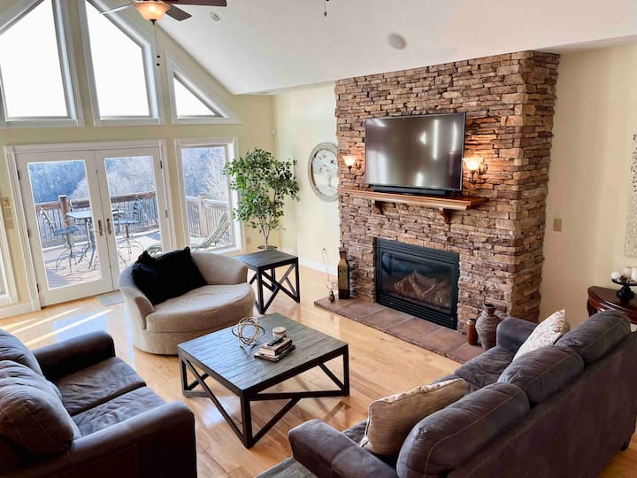 7 BDRM, Sleeps 25, Lake View*New Arcade Games