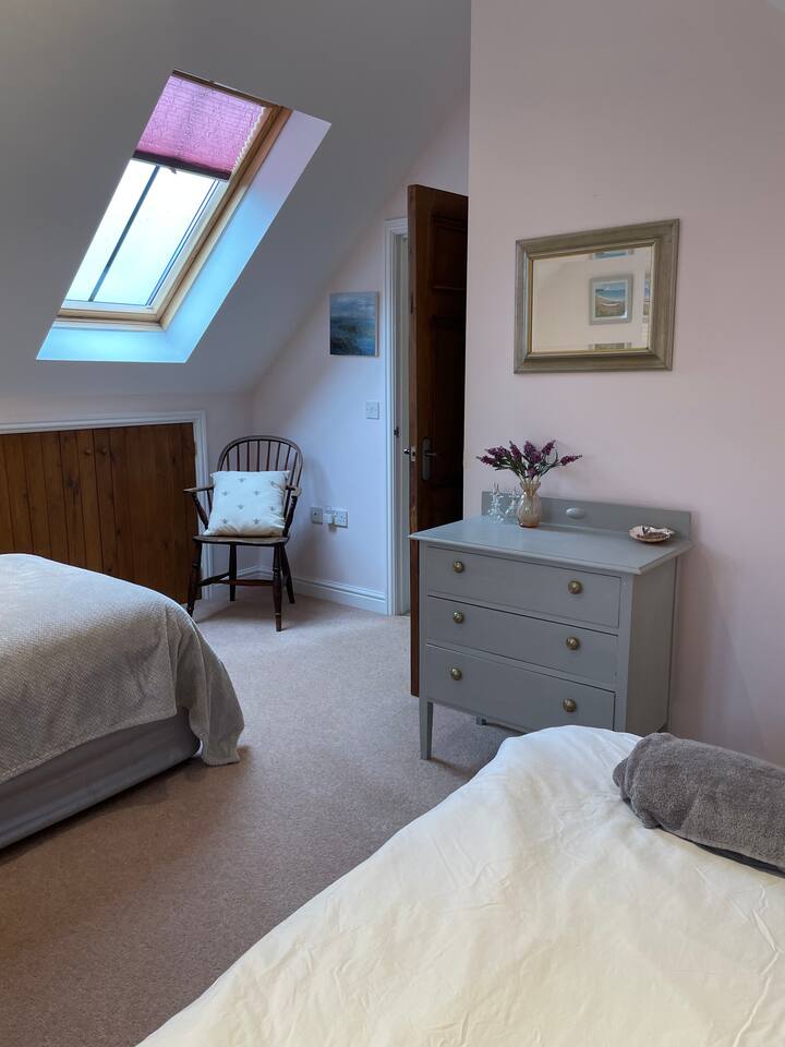 Armadio in legno con doppia camera da letto sotto la grondaia per riporlo 