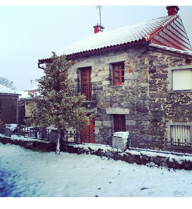 Fachada casa con nieve