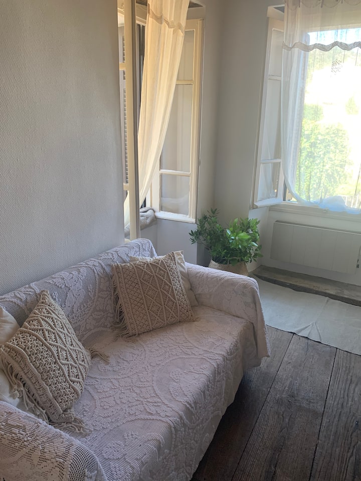 Зона за релаксация в спалнята, период на кадифен под.