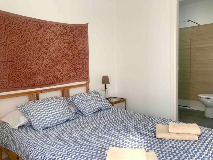 Dormitorio principal, cama de matrimonio y cuarto de baño en suite.