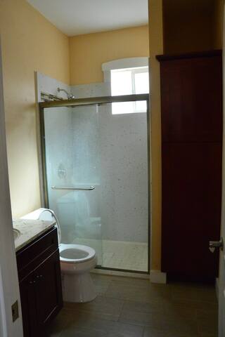 6 bedroom 4 full bath Luxury and Comfort gallery image 2