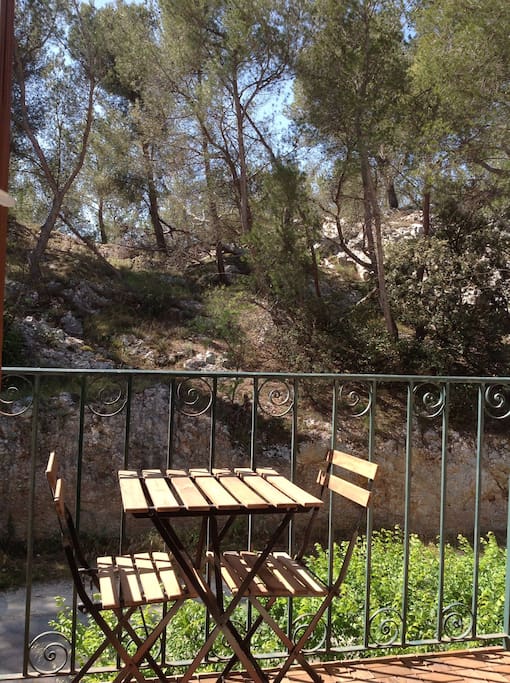 Table extérieure balcon côté garrigue