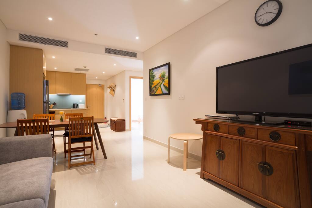 Living area to the main entrance and bedrooms