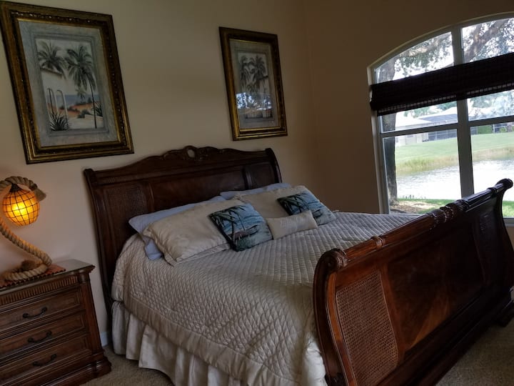 Second Suite with king size bed and quite lake-view also pool.