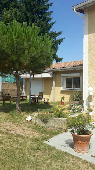 La terrasse plein sud pour les amateurs de soleil.