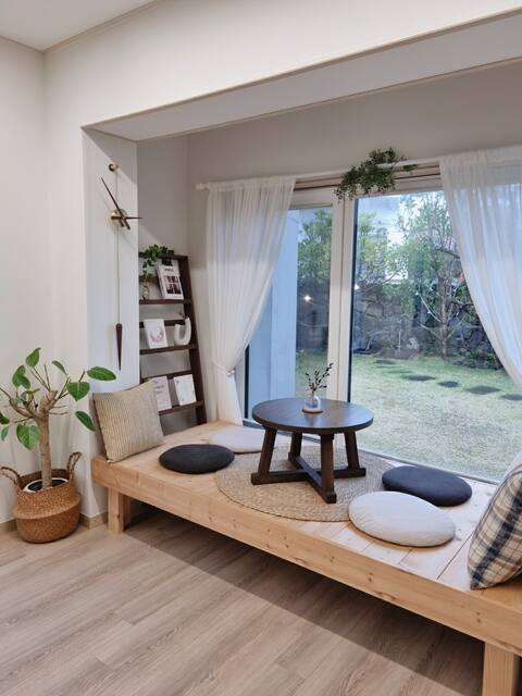 [Handam Nang Yard] Yard Spacious Private House, Airport Direct Bus, Aewol Cafe Street, Convenience Store, Handam Beach 7 minutes on
foot Netflix