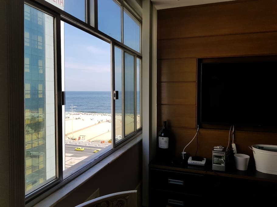 foto da vista da sala para a praia