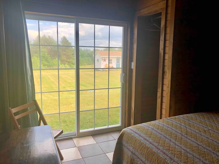 Dormitorio tamaño king en el primer piso.