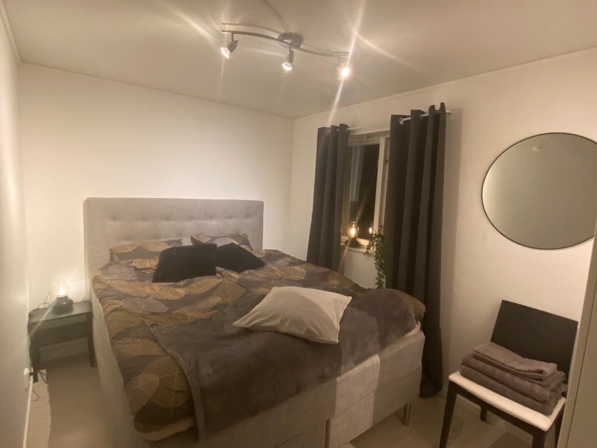 Sovrum
Manželská posteľ 160 cm, skriňa