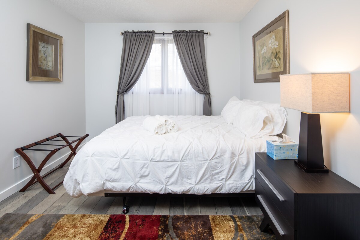 Დედოფლის ზომის საწოლი და სრული  ზომის კარადა, რომელიც ცარიელია და მზადაა თქვენი ნივთებისთვის.  