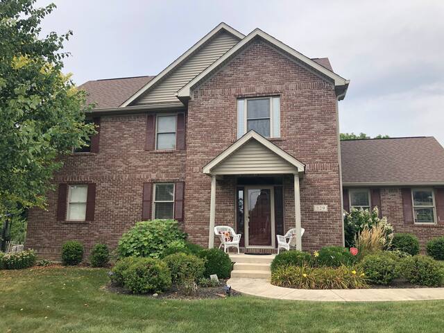 Queen Bedroom and Private Bath close to DePauw U.
