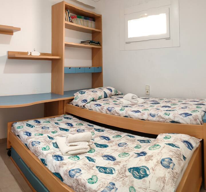 Chambre 1 ( intérieur , deux lits)
REZ-DE-CHAUSSÉE