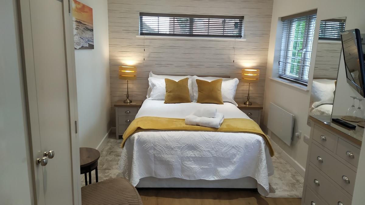 Градинската стая е уютна и удобна с красива гледка