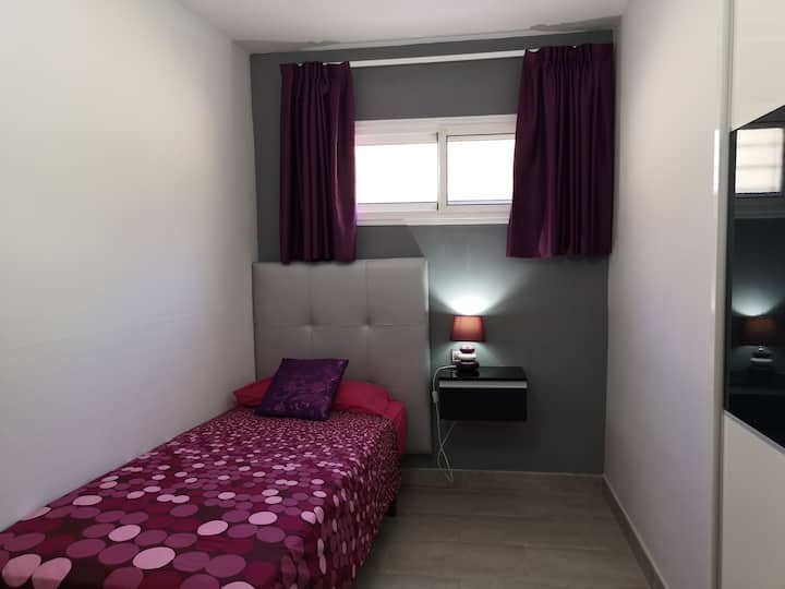 ЕДИНЕЧНА СПАЛНА СОБА СО ДВА КРЕВЕТА