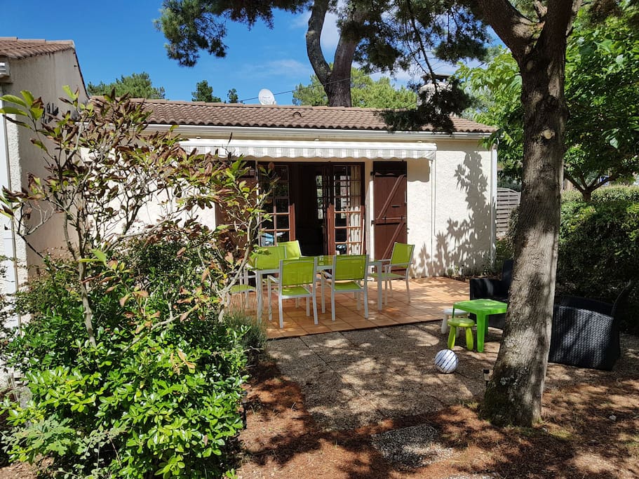 Agréable terrasse à l'abri des regards au sud (avec son store).
