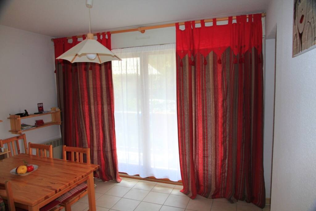 Salle à manger (donnant sur le balcon)
