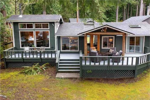 Charming Lakefront Log Cabin
