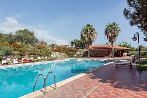 Villa with pool, park and sea