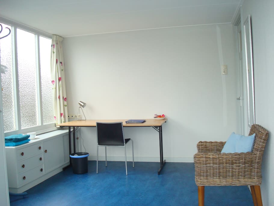 The room with writing desk with wifi