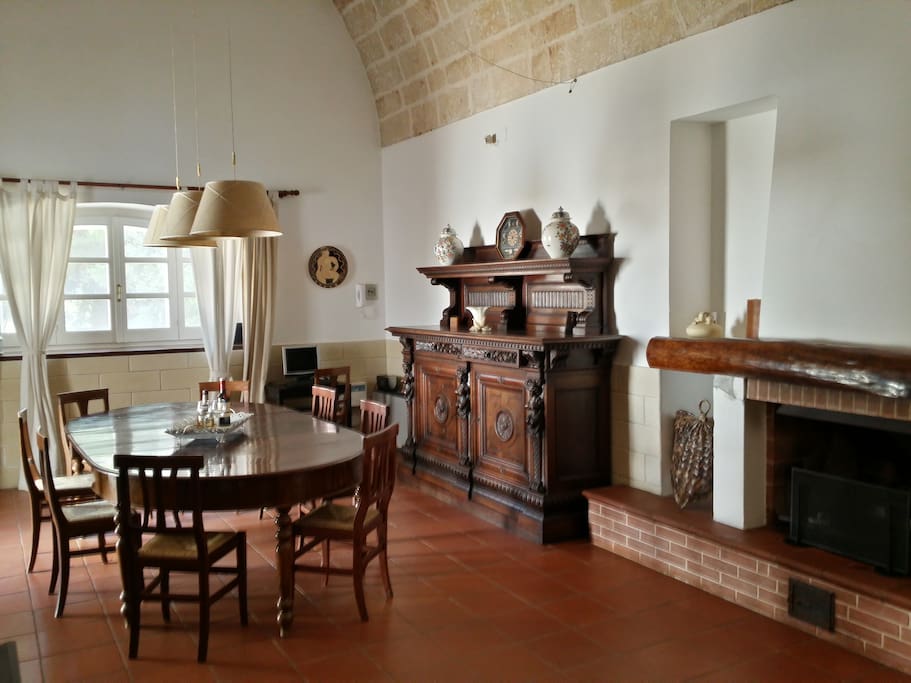 Zona Pranzo con camino